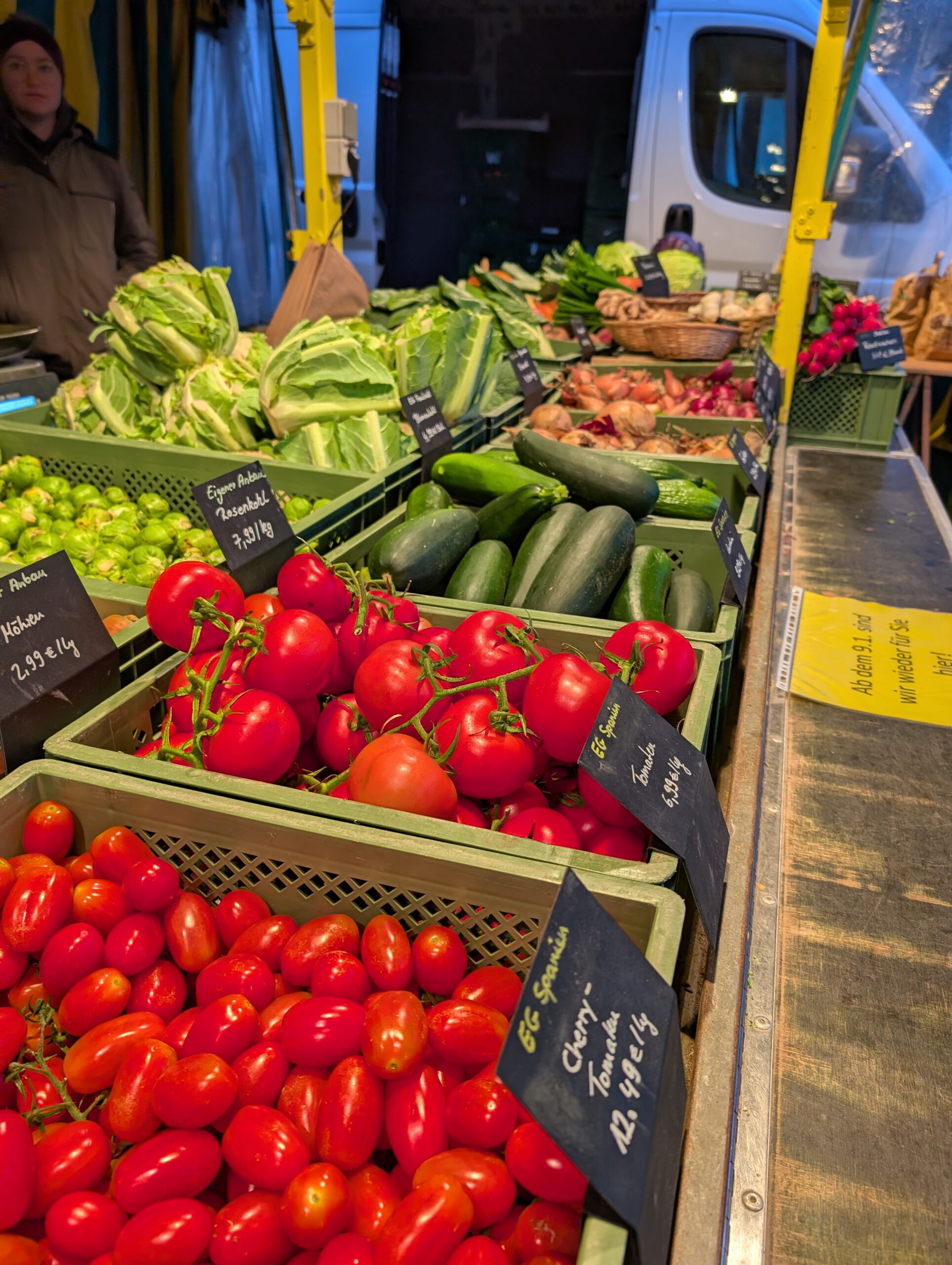 Mehr über den Artikel erfahren Wochenmarkt in Fedderwarden im Aufbau