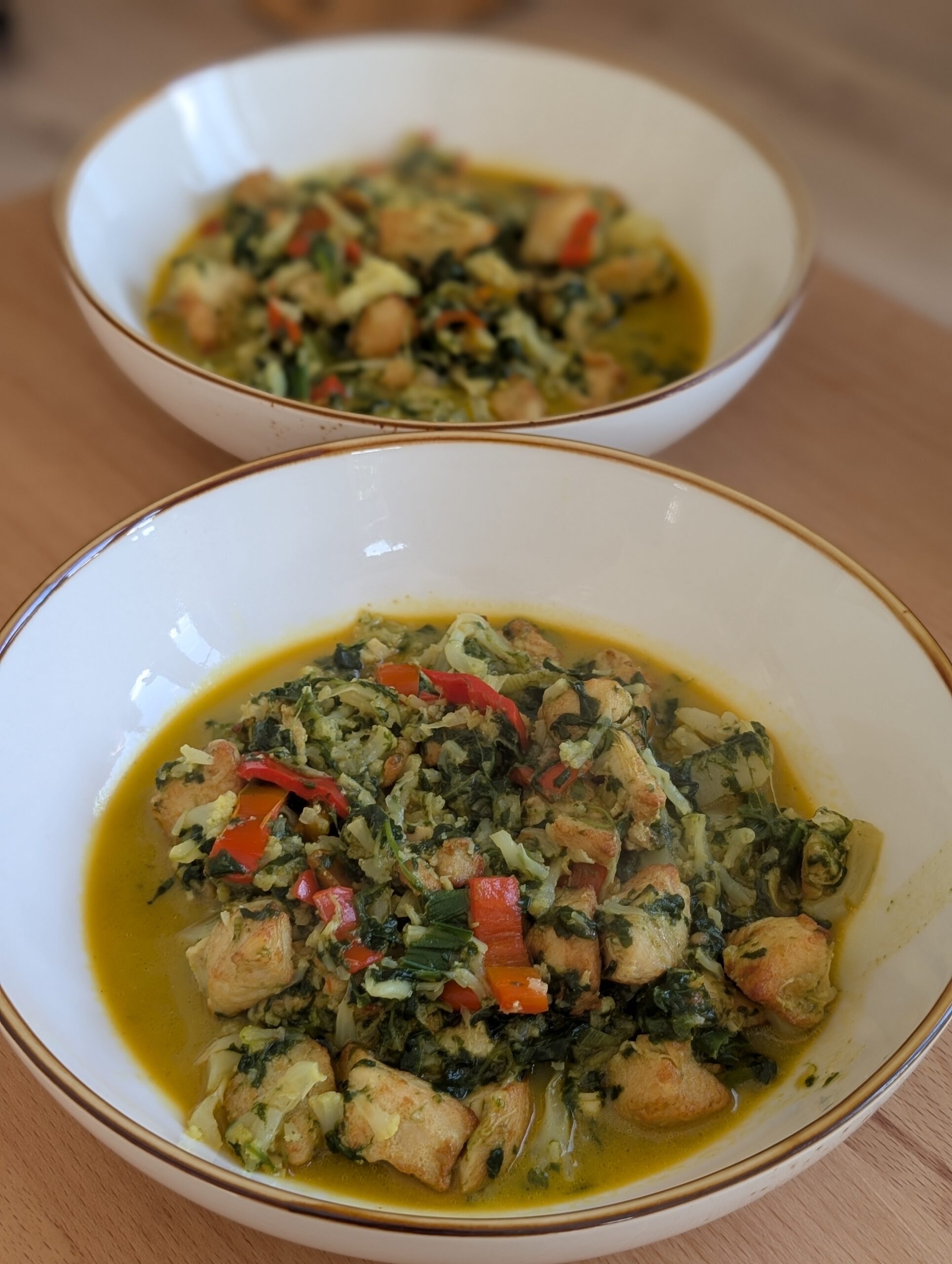 Mehr über den Artikel erfahren Low Carb Blumenkohl-Hähnchen-Curry – cremig, würzig und herrlich unkompliziert