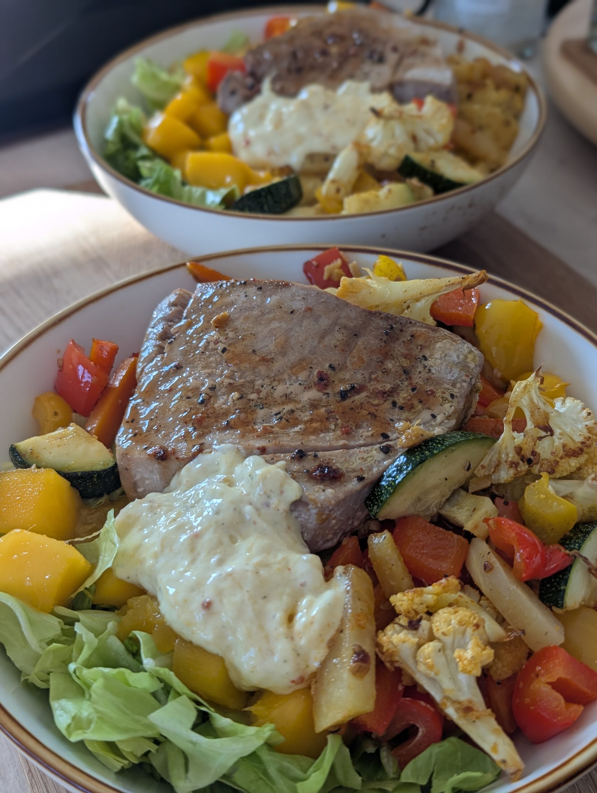 Mehr über den Artikel erfahren Thunfisch-Steak vom Blech mit Mango & buntem Gemüse – wenn herzhaft auf fruchtig trifft 🥭